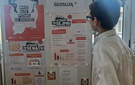 kasper przy plakacie