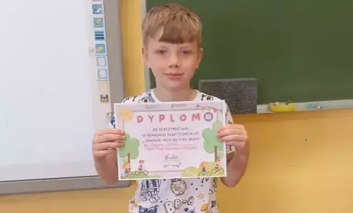 Uczestnik konkursu z dyplomem.