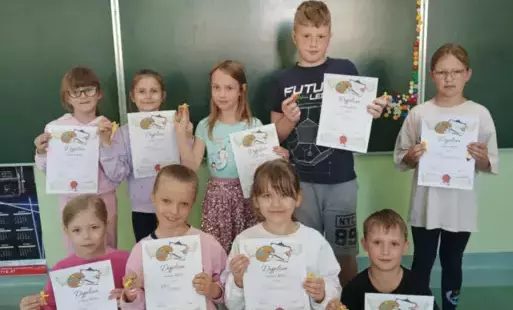 Szkolni laureaci konkursu plastycznego.