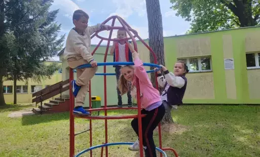 Dzieci bawią się na placu zabaw.