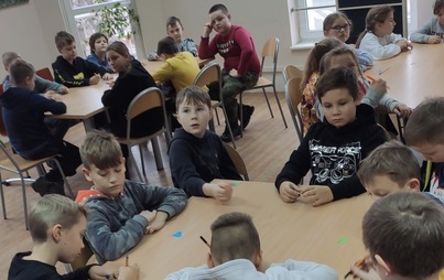 Zdjęcie do Uczniowie klas III z wizytą w Gminnej Bibliotece Publicznej w Dobrzanach.