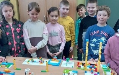 Zdjęcie do Robotyka w wykonaniu uczni&oacute;w klasy 2a. Zabawy na świeżym powietrzu.  