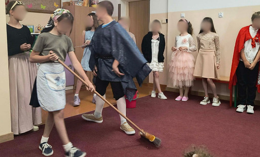 Dzieci biorące udział w przedstawieniu.
